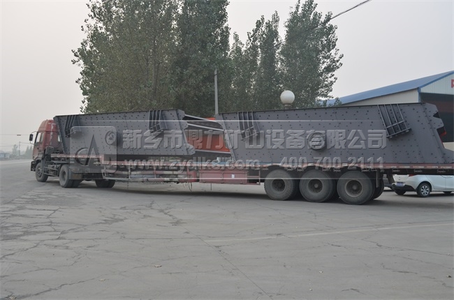正在新鄉(xiāng)鼎力裝設備發(fā)貨贊比亞的集裝箱貨車